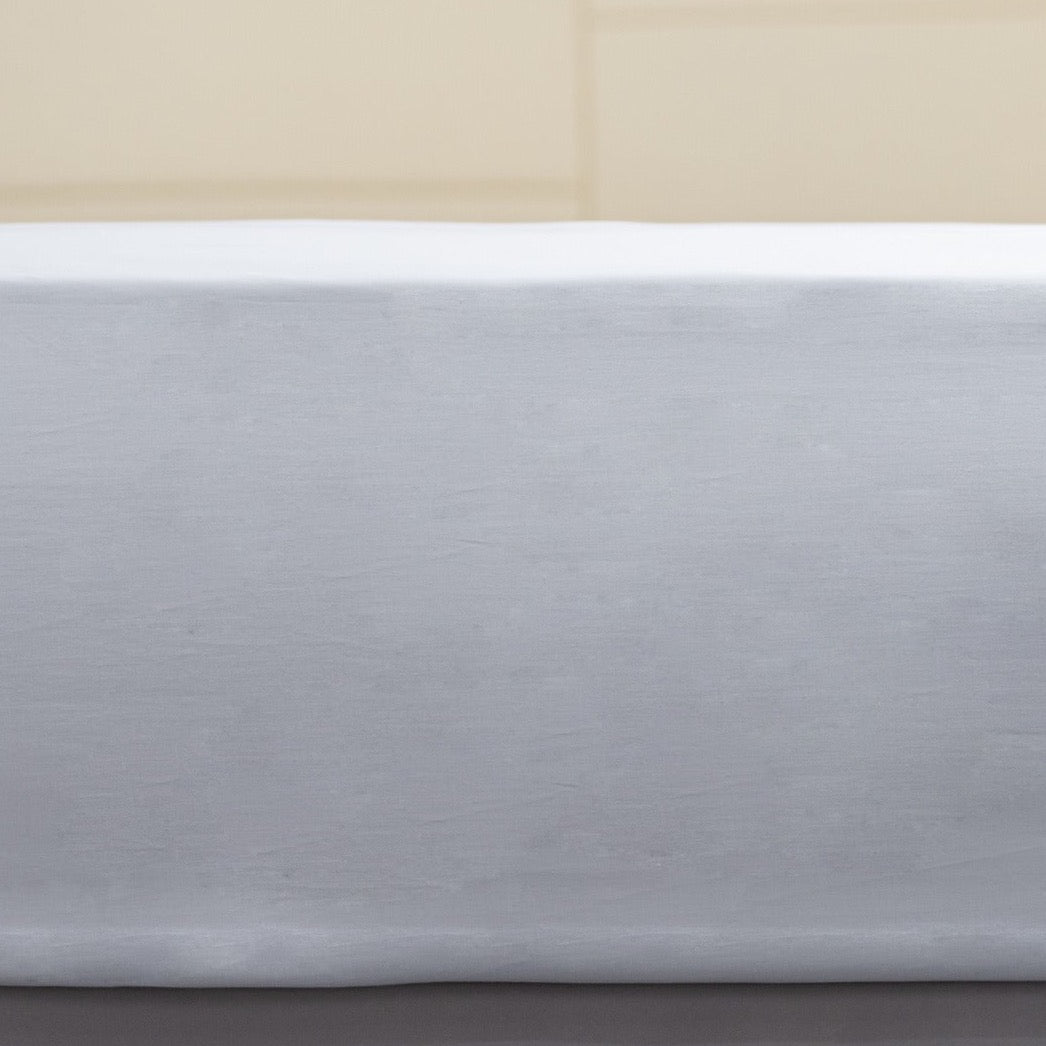 Loch Lomond Linen's fitted sheet with elastic edges are offering a snug, tailored fit to provide a restful sleep.