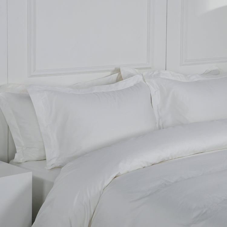 Loch Lomond LInen's elegant Oxford pillowcases are shown next to the duvet cover. The pillowcases are made of 100% cotton sateen.